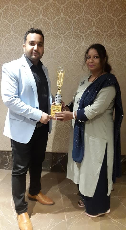 Pradeep Maheshwari and Nitu Maheshwari receiving an industry award