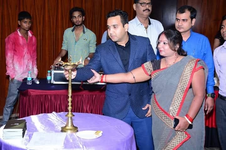 Pradeep and Nitu Maheshwari at an industry event ceremony